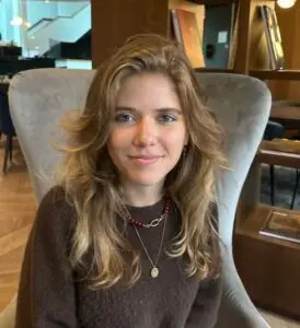 Rosalie (24): met enthousiasme en helderheid klanten vooruithelpen